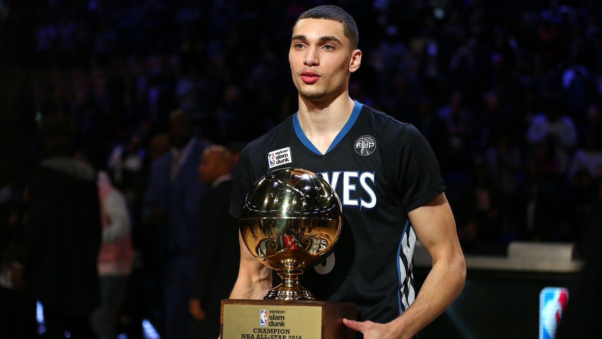 东契奇摇头，文班沉默，但真的大场面先生另有其人